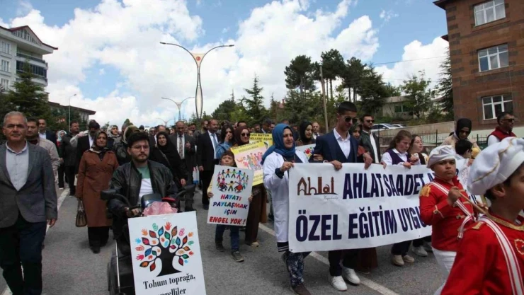 Ahlat'ta engelliler için farkındalık yürüyüşü