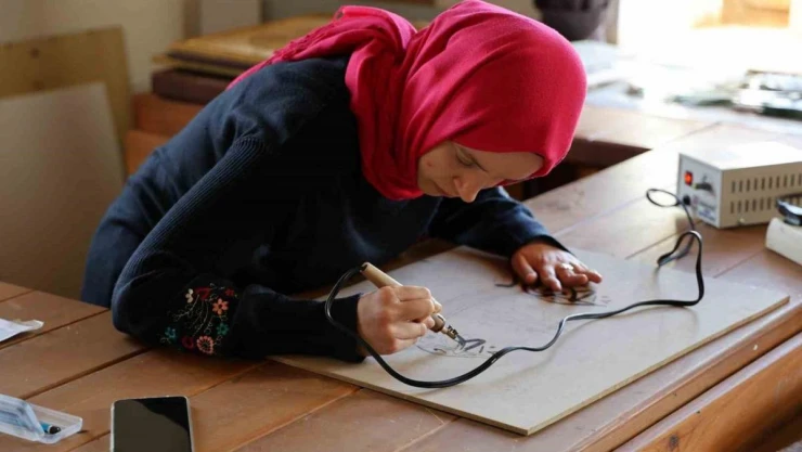 Ahşabı yakarak sanata dönüştürüyorlar