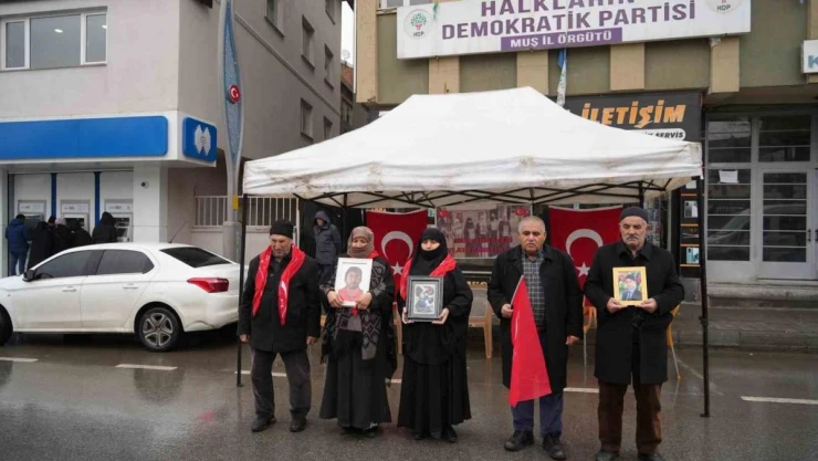 Aileler evlat nöbetine soğuk havaya rağmen devam etti