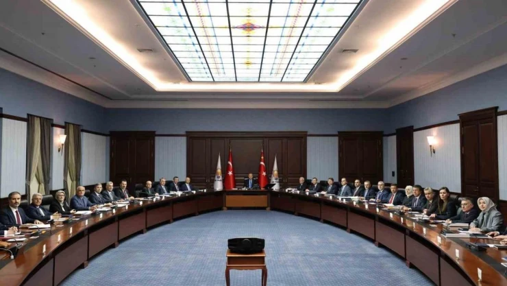 AK Parti MYK'sı Cumhurbaşkanı ve AK Parti Genel Başkanı Recep Tayyip Erdoğan'ın başkanlığında başladı.