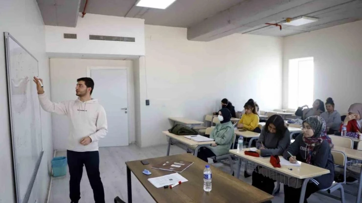 Akdeniz Belediyesi Etüt Merkezi, gençleri üniversiteye hazırlıyor