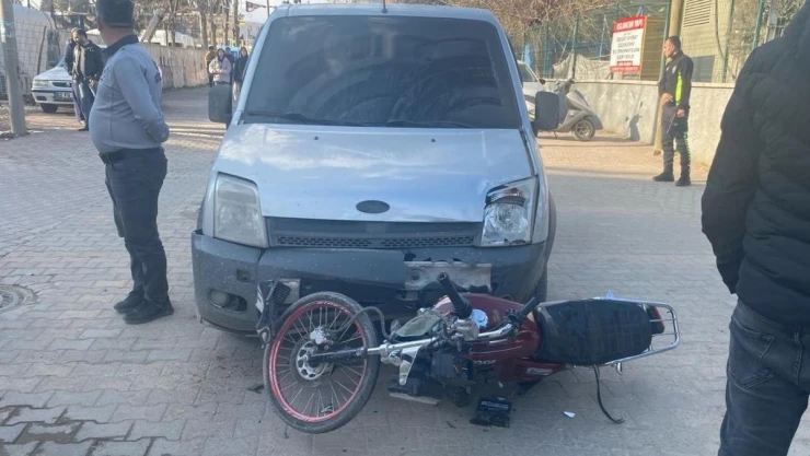 Akrobasi hareketlerde bulunan motosiklet hafif ticari araçla çarpıştı