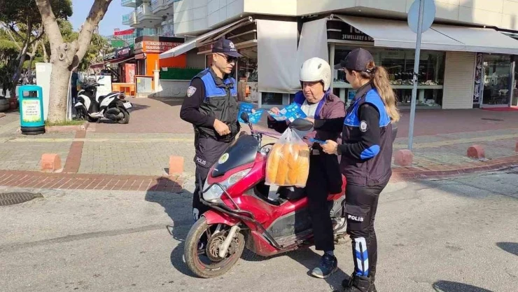Alanya'da polisten motosiklet sürücülerine bilgilendirme