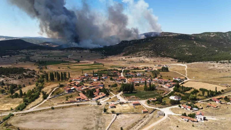 Alevlerin Afyonkarahisar, Sarıcaova'ya girmesine 300 metre kaldığı bildirildi