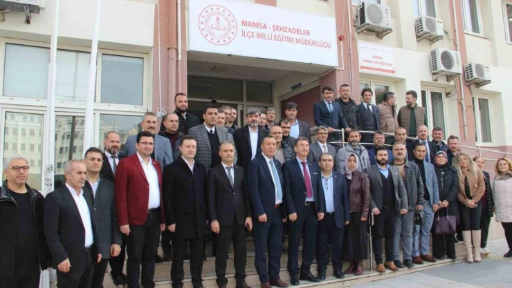 Alkışlarla görevine geri döndü