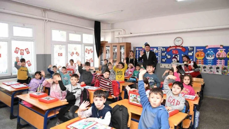Altınordu'da 5 bin birinci sınıf öğrencisine kırtasiye seti  hediye edildi