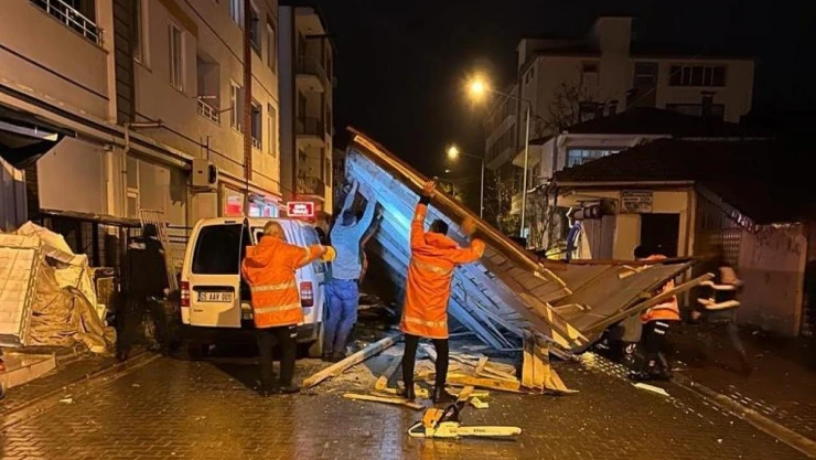 Amasya'da fırtına: Çatılar araçların üstüne uçtu, ağaçlar devrildi