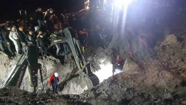 Amasya Valisi Önder Bakan, toprak altında kalan 2 kişinin cansız bedenlerine ulaştıklarını açıkladı