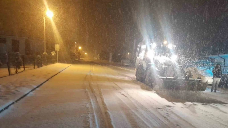 Aniden bastıran kar ekipleri harekete geçirdi