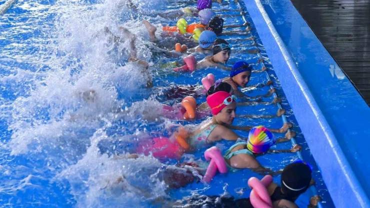 Ankara Büyükşehir Ve Ego Spor Başkentli çocukları yüzme İle tanıştırıyor