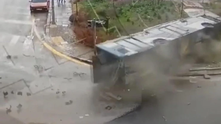 Ankara'da 7 kişinin yaralandığı otobüs kazası kamerada