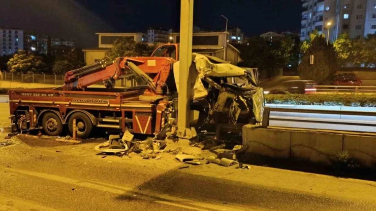 Ankara'da kontrolden çıkan vinç bariyerlere çarptı: 2 yaralı
