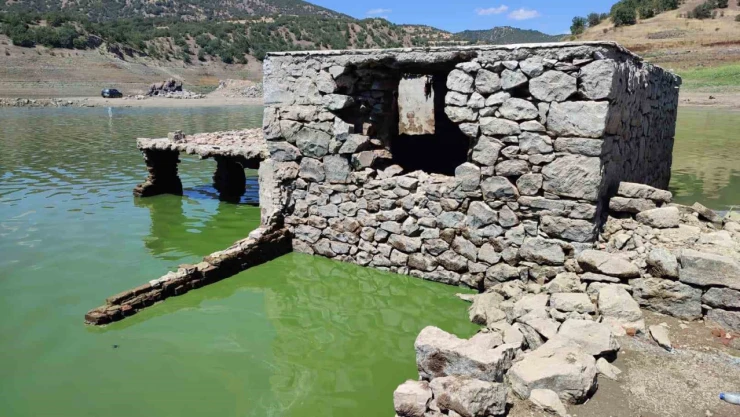Ankara'da Barajlarda suların azalmasıyla eski yerleşim yerleri gün yüzüne çıktı