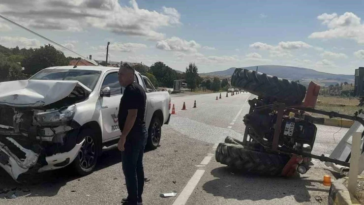 Ankara'da otomobil ile traktörün çarpıştığı 2 kişi yaralandı