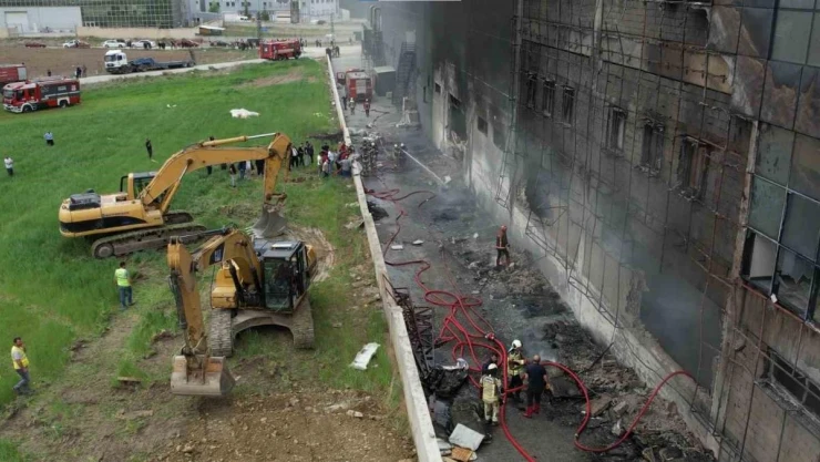 Ankara'da sanayi bölgesinde çıkan yangına müdahaleler devam ediyor