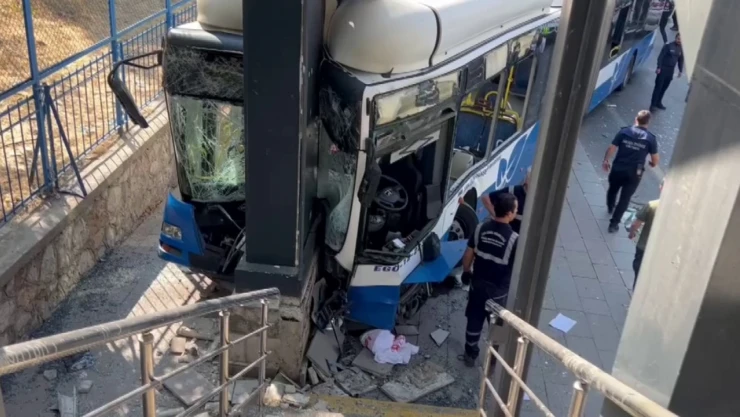 Ankara'da bir EGO otobüsü kaza yaptı. Kazada çok sayıda yaralı olduğu belirtildi