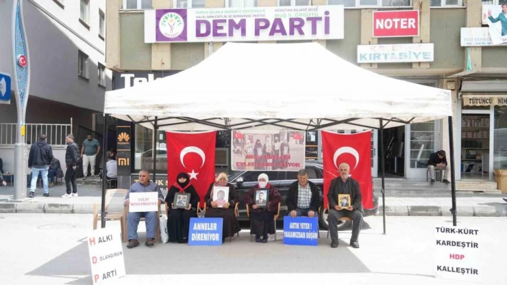 Annelerin evlat nöbeti devam ediyor