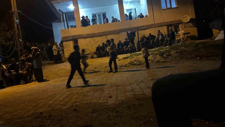 Annesini bıçaklayıp bastonla boğarak öldürdü