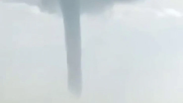 Antalya'da balıkçılar dev hortumu denizden görüntüledi