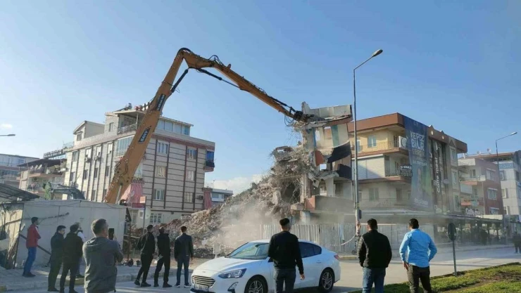 Antalya'da yıkım çalışmasını film gibi izlediler