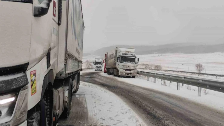 Ardahan'da yollar kapandı, tırlar mahsur kaldı