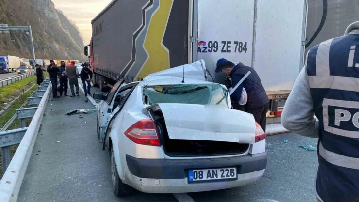 Artvin'de otomobil duran tıra arkadan çarptı: 1 yaralı