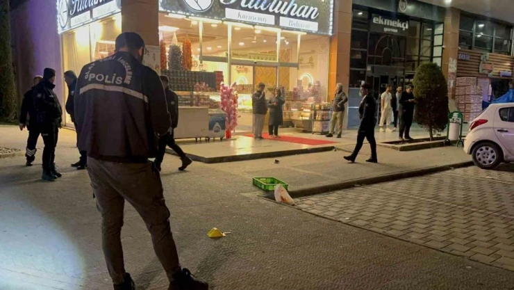 Avcılar'da iki grup arasındaki silahlı kavga kamerada: 1 yaralı