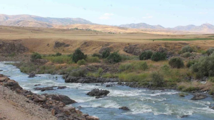 Ayağının kayması sonucu kayalıktan Murat Nehri'ne düşen şahıs boğuldu