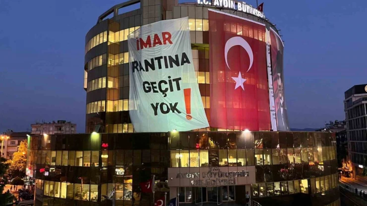 Aydın Büyükşehir Belediyesi binasına dev pankart: