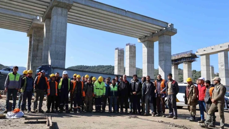 Aydın-Denizli Otoyol inşaatında kule vinçlerin bir kısmı söküm yaparak şantiyeyi terk ediyor