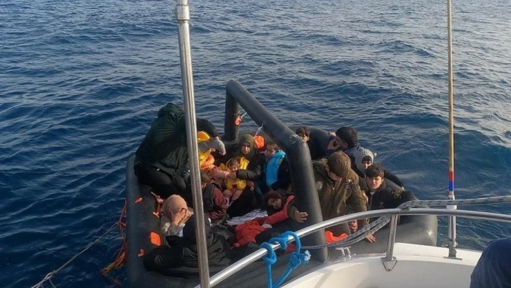Ayvalık açıklarında 27'si çocuk 40 düzensiz göçmen kurtarıldı