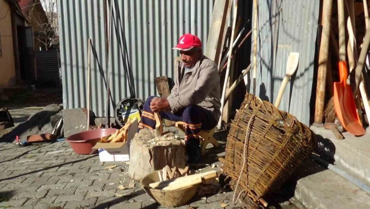 Babasından öğrendiği zanaat ile Parkinson hastalığıyla mücadele ediyor