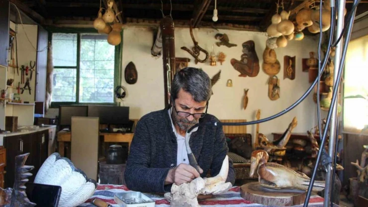 Bahçesini kendi için yaşam alanına çevirdi: Doğada kemikleşmiş odunlara çeşitli şekiller veriyor