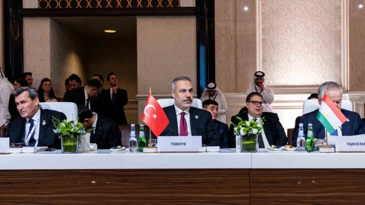 Bakan Fidan Katar'da