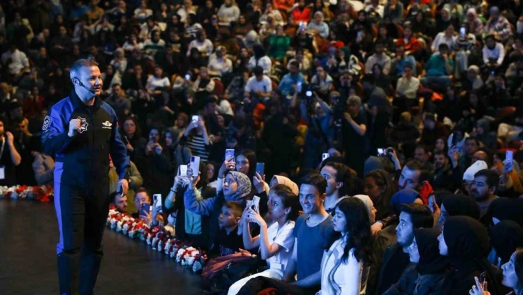 Bakan Kacır ile Türkiye'nin ilk astronotu Gezeravcı, Atatürk Üniversitesinde gençlerle buluştu