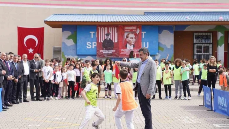 Bakan Tekin, 'Dünya Oyun Oynama Günü'nde öğrencilerle oyun oynadı