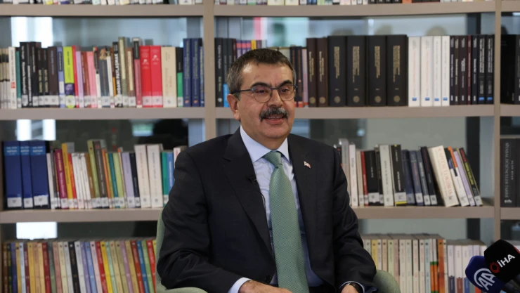 Milli Eğitim Bakanı Yusuf Tekin, Özgür Özel, CHP kongresinde delege satın alan bir kişinin oturttuğu koltukta oturuyor dedi.