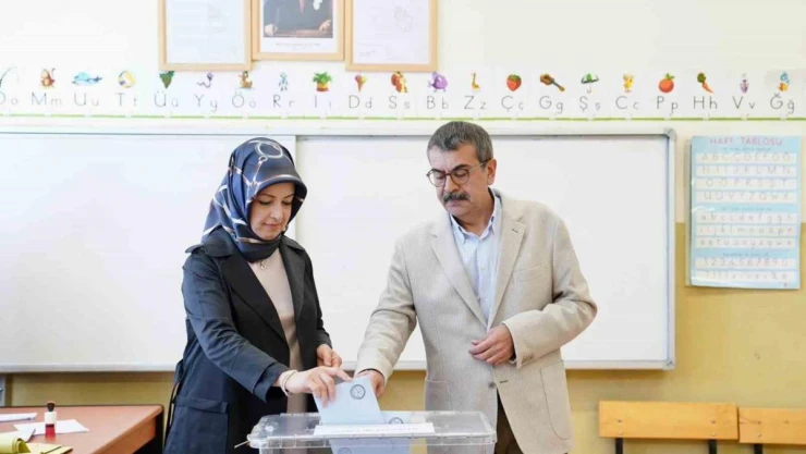 Bakan Tekin Ankara'da oyunu kullandı