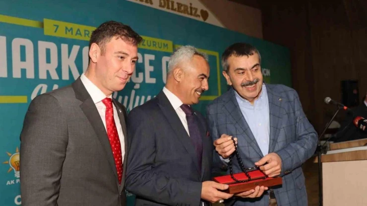 Bakan Tekin'e Oltu taşı tesbih hediye ettiler