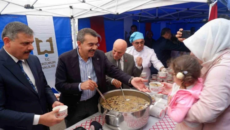 Bakan Tekin, Erzurum'da aşure dağıttı