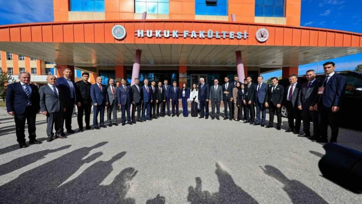 Bakan Tunç 'A.Ü. Hukuk mezunları başarılı'