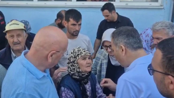 Bakan Yerlikaya, depremden etkilenen köyleri ziyaret etti