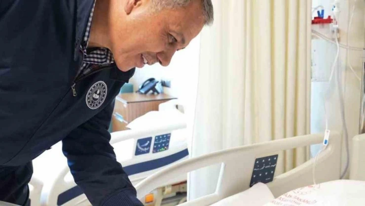 Bakan Yerlikaya, İstanbul'da çöken binada yaralanan bebeği ziyaret etti