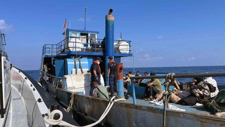 Balıkçı teknesinde 120 düzensiz göçmen yakalandı