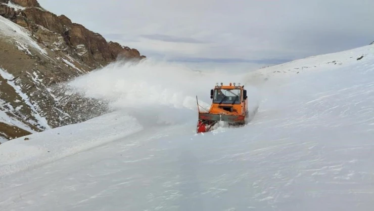 Başkale'de araçlar kara gömüldü, 38 yerleşim yerinin yolu kapandı