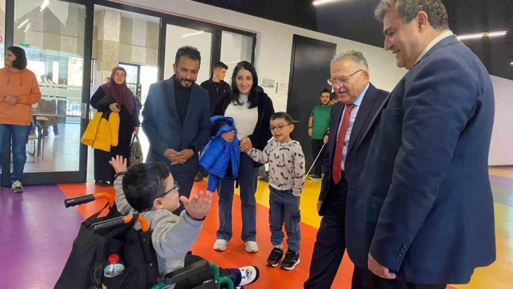 Başkan Büyükkılıç'tan gönül belediyeciliğinin en güzel örneklerinden Engelsiz Yaşam Merkezi'ne ziyaret