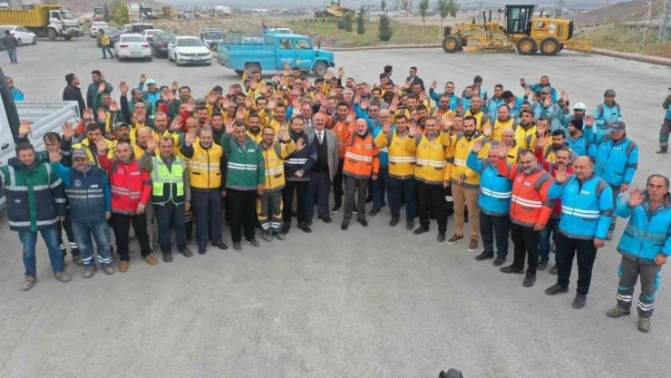 Başkan Çolakbayrakdar, 'Yeter Ki bereket yağsın, kar temizlemeye hazırız'