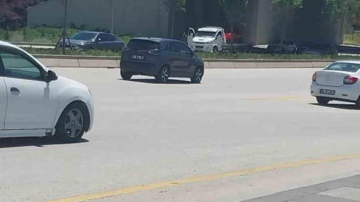 Başkent'te düğün konvoyundaki araç trafiği birbirine kattı