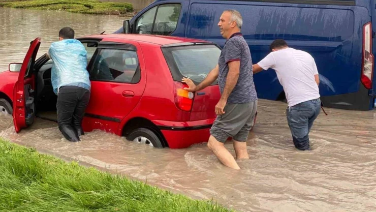Başkent'te sağanak yağış hayatı olumsuz etkiledi