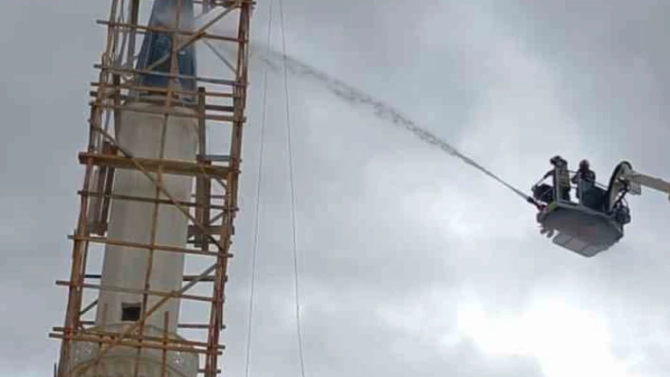 Başkent'te yıldırım düşen minare yandı